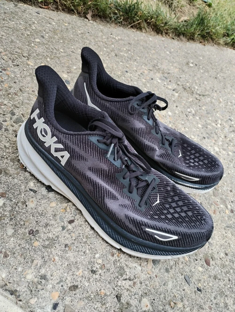 Hoka Men's Clifton 9 in Black Size 13D GUC